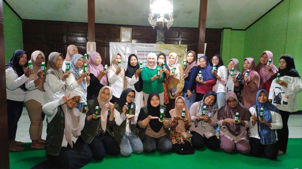 Tim KKN Uniba Solo Ajak Ibu-Ibu PKK Sulap Daun Pandan Jadi Sabun Cuci Piring Bernilai Ekonomi