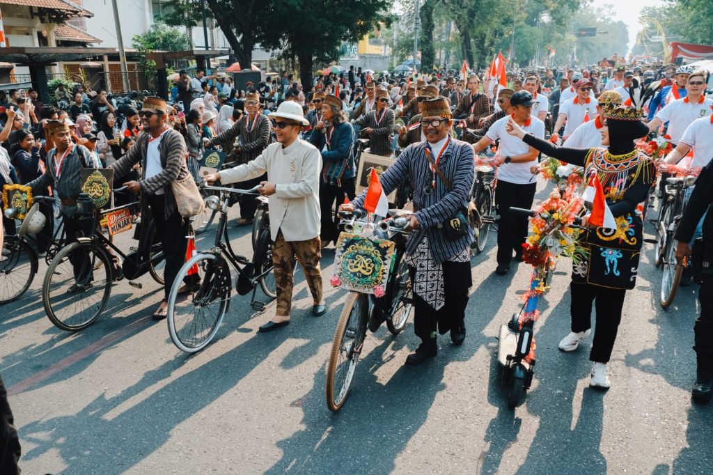 Pawai HUT RI Ke-81 di Solo, Ingatkam kembali Kepedulian Warga terhadap Lingkungan