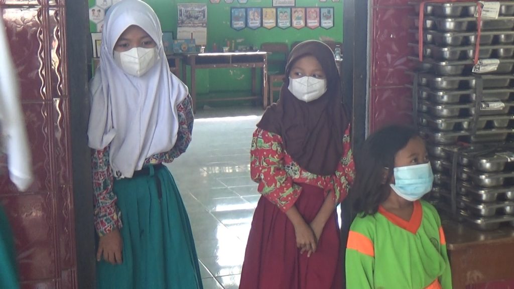 Asap Kebakaran TPA Putri Cempo Ganggu Aktivitas Warga Dan Proses Belajar Siswa