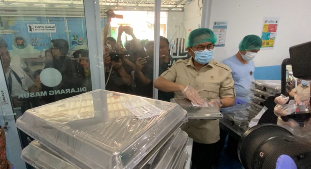 Mendag Budi Santoso Puji SPPG Semanggi 02 Solo, Ada Sinar UV dan Chiller untuk Jaga Keamanan Makanan