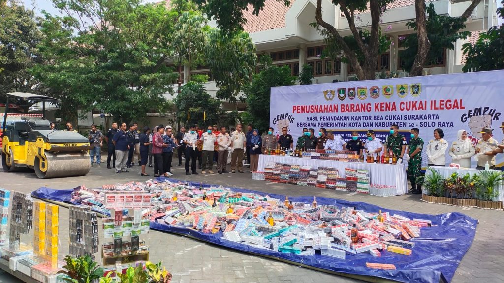 Bea Cukai dan Pemkot Solo musnahkan 12,8 Juta Rokok dan Miras