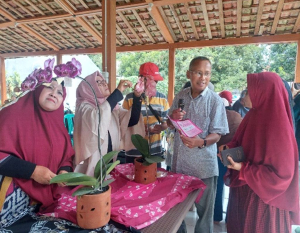 Universitas Diponegoro Dorong Kemandirian Budidaya Tanaman Hias melalui Pelatihan Teknik Perkawinan Aseksual Anggrek bagi Warga
